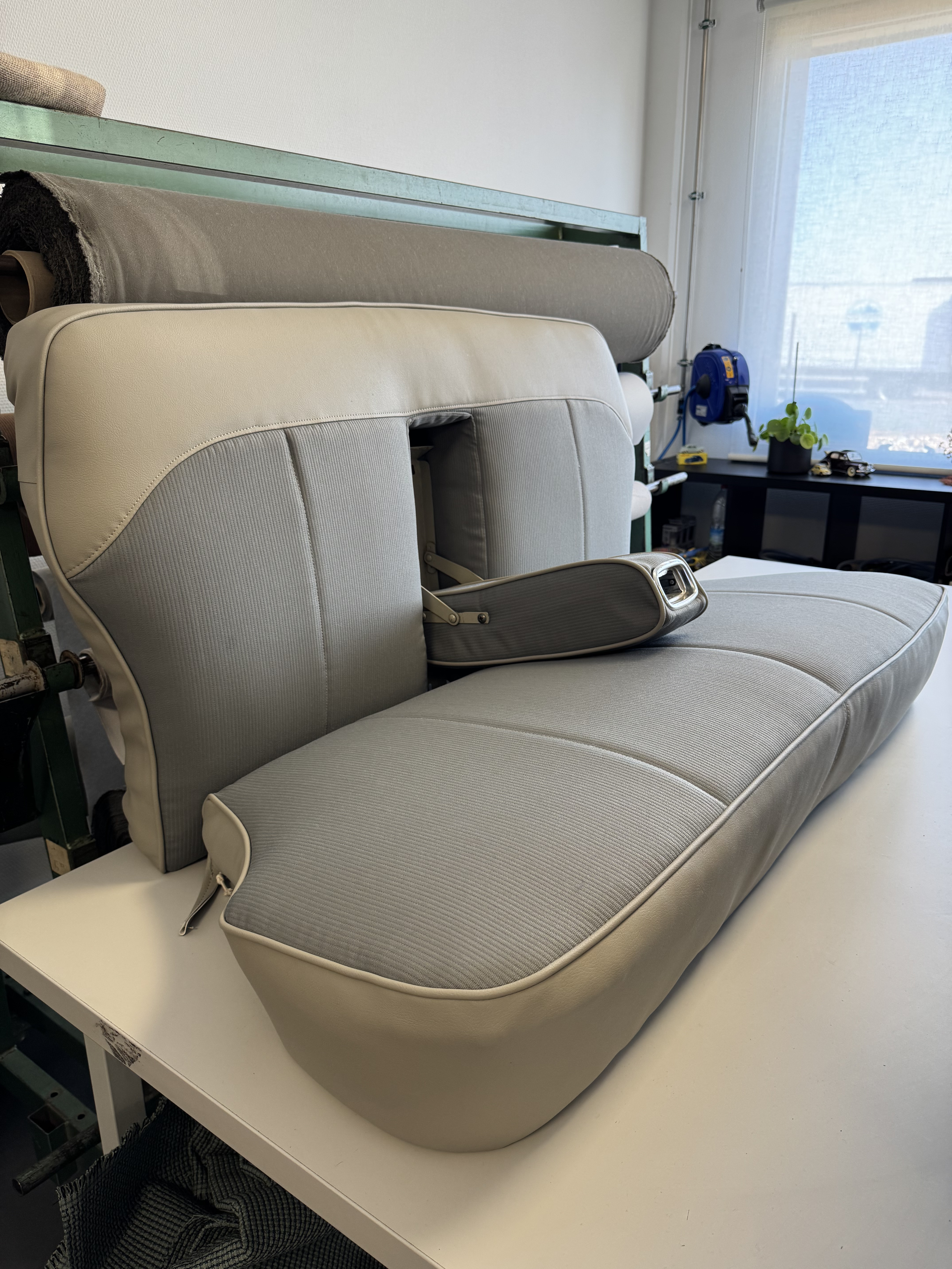 Banquette arrière Peugeot 203 restaurée avec accoudoir central